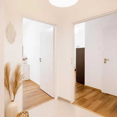 Cozy Modern 50m To Metro Praga